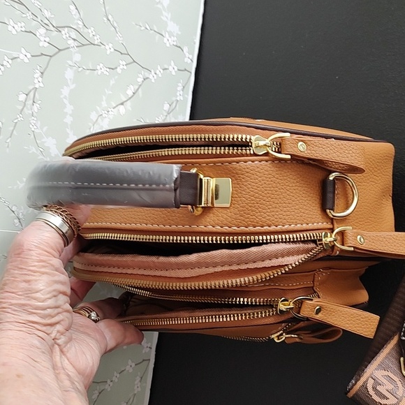 K Crossbody - Picture 4 of 9